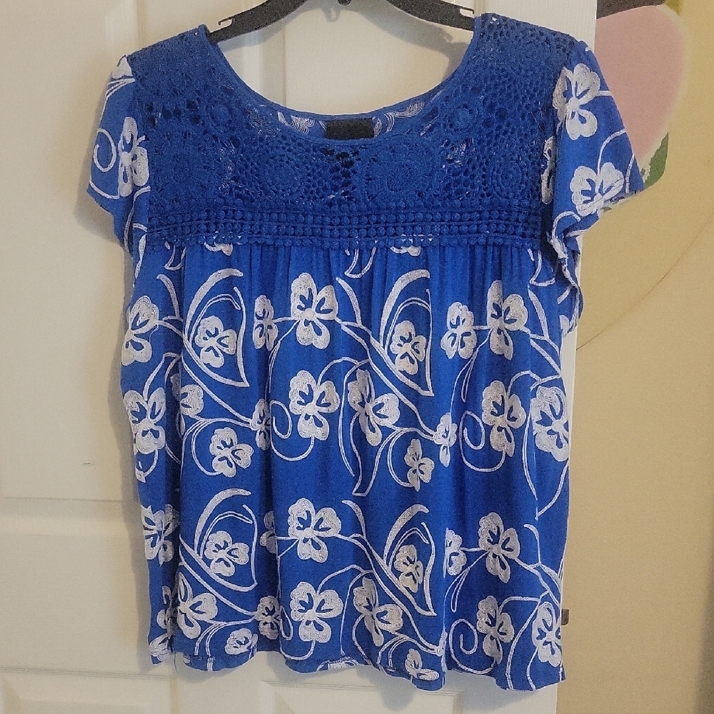 Liv Los Angeles Sz1X Chic Blue raised stitch Floral Crochet chest Blouse
